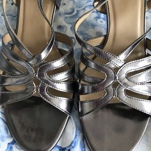Wide width leather dress Vaneli Gunmetal strappy sandals size 8.5